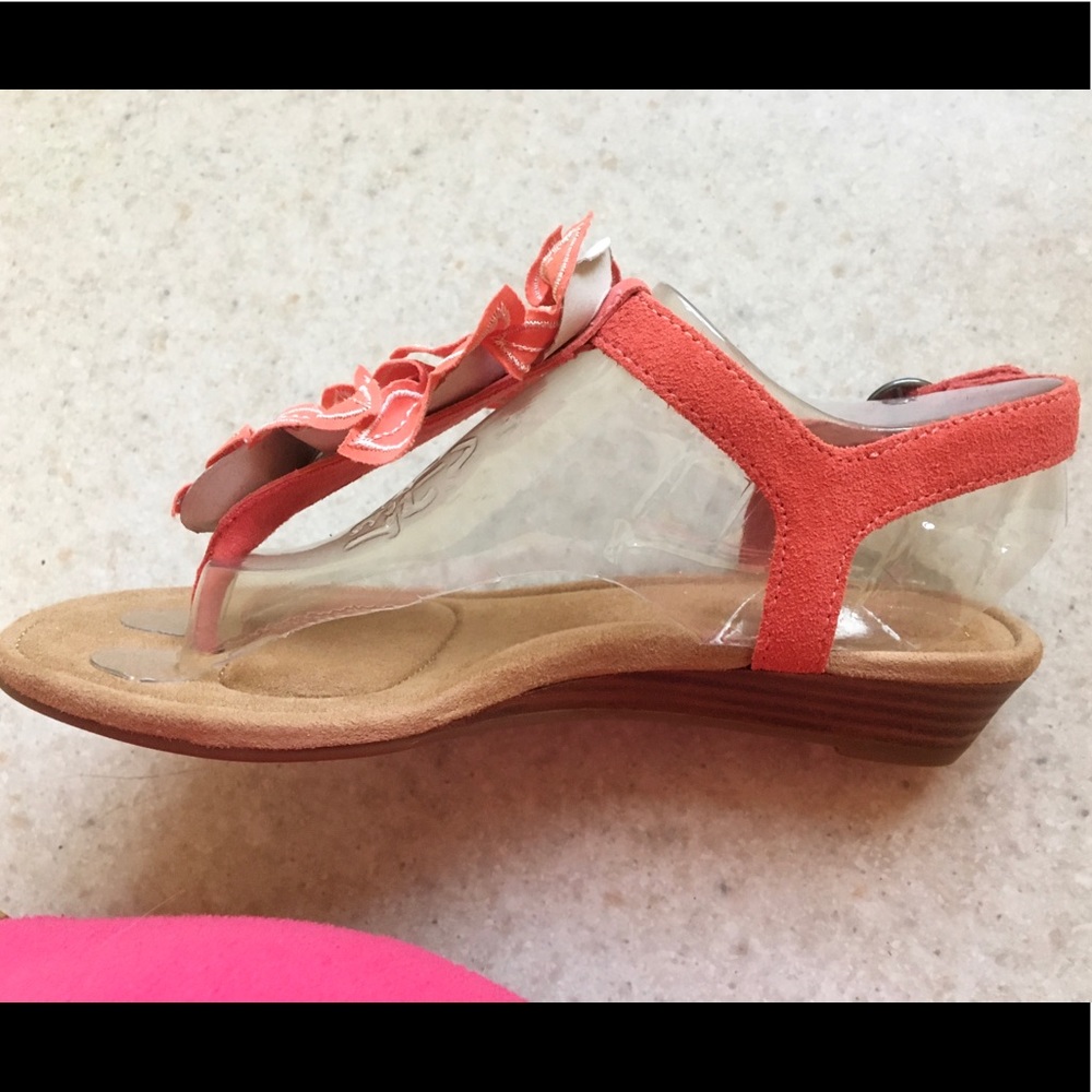 Gorgeous NWT Koolaburra by UGG flower sandal! - Picture 6 of 8